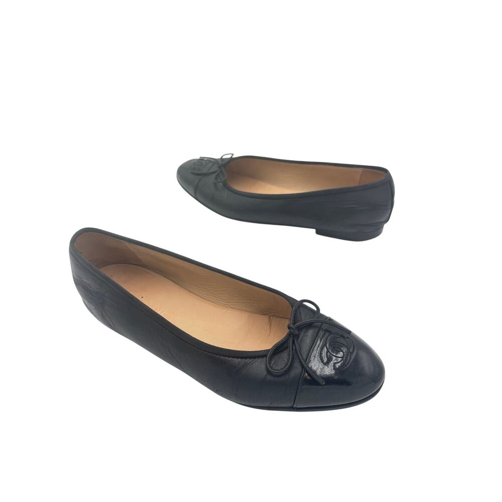 Chanel Cap Toe CC Logo Bow Ballet Flats Black Patent Leather Shoes Size EU 39.5